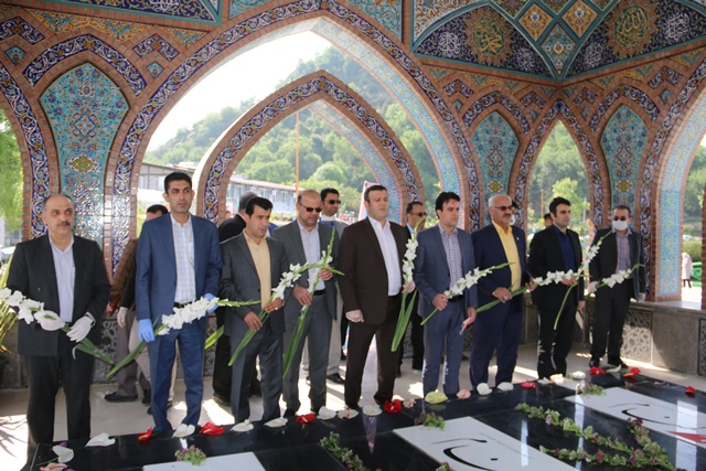 گلزار شهدای گمنام لاهیجان همزمان با روز شوراها گلباران شد